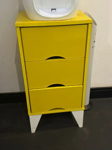Cômoda amarela