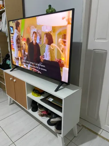 Tv 50° e um rack