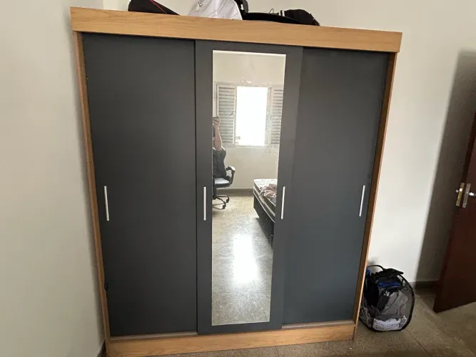 Guarda Roupa 3 divisões com espelho pra corpo