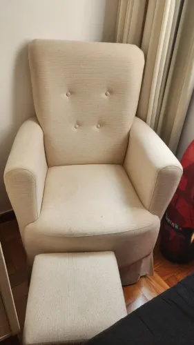 Poltrona confortável com puff / apoio para os pés