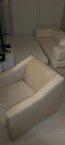 2 Poltronas Bege ( Observacao: uma delas esta sem os pezinhos)