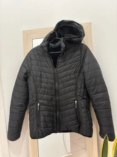 Jaqueta de Frio Feminina Preta com Capuz e Forro Peluciado
