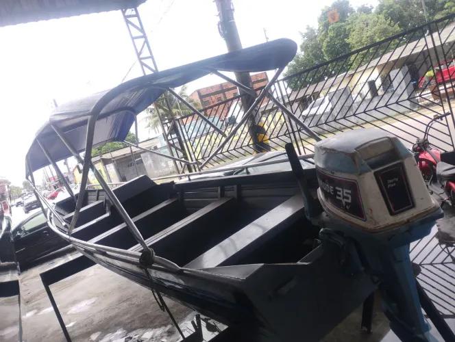 Lancha nova com o motor 35