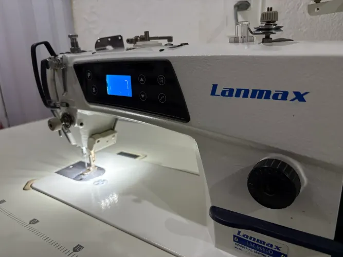MÁQUINA DE COSTURA RETA