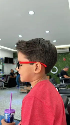 Contrata-se barbeiro salário inicial 2500 reais 