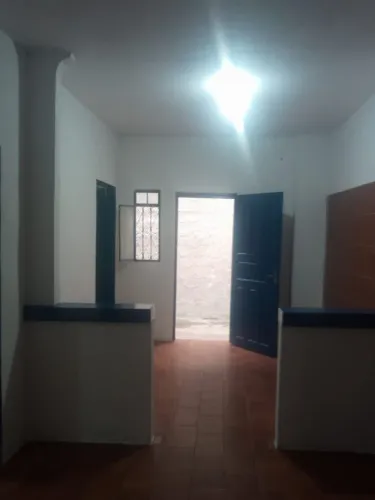 Aluga-se casa no centro