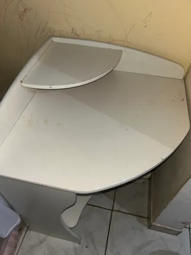 Mesinha com parte pra cpu, algumas marcas de uso mais podem ser removida