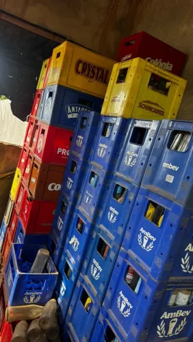 Vasilhames e garrafas para doação