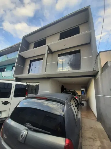 Sobrado Triplex à venda em Curitiba-PR, no bairro Sítio Cercado! Com 4 quartos, 1 suíte, 2