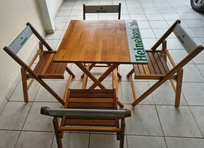 mesa com 4 cadeiras da heineken
