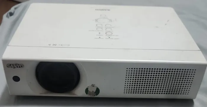 Vendo projetor SANYO XGA 4.500 LUMENS <br>VGA
