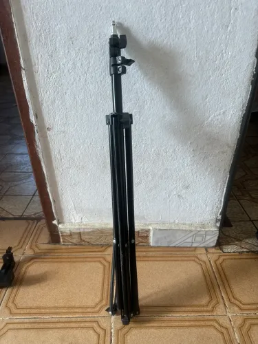Tripé ou suporte para celular câmera e luz 