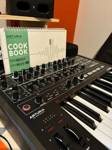 Arturia Minibrute 2