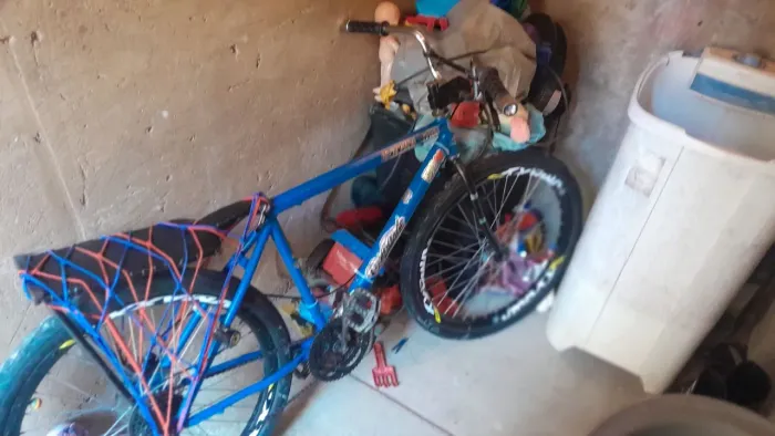 Bicicleta montadinha equipada com cubo K7 barulhento