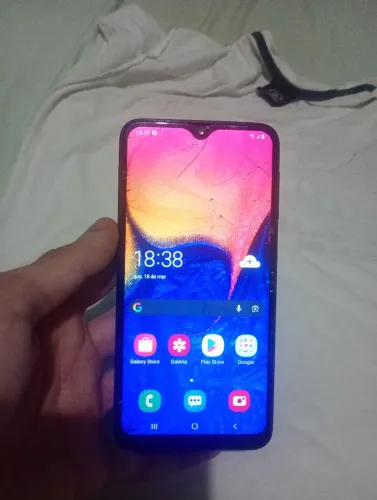 Vendo Samsung A10. Apenas com o vidro da tela quebrado, tela funcionando perfeitamente
