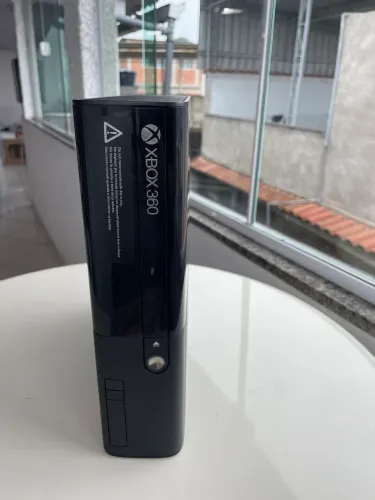 Xbox 360 slim + 2 Jogos digitais + 15 Jogos em mídia física.