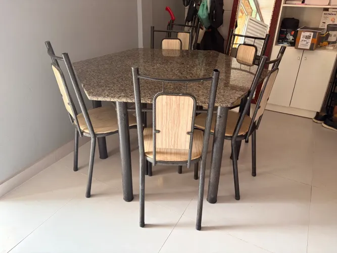 Mesa com 6 cadeiras