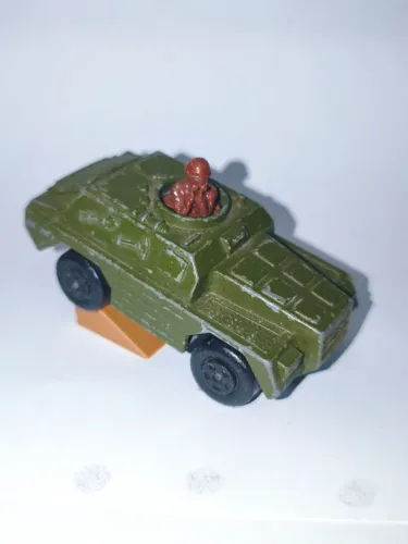 Miniatura Matchbox original, modelo militar Stoat (Rolamatics) 1/64. Item de colecionador.