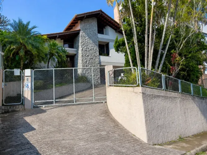 Casa ampla, bem construída com potencial residencial e comercial em Blumenau
