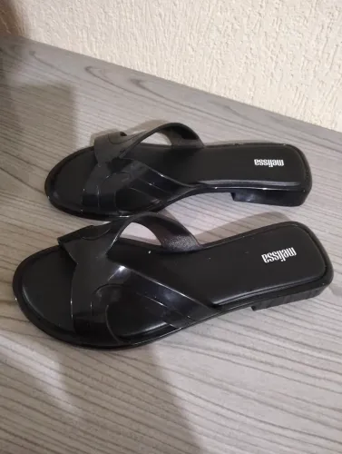 Melissa original,preta 39/40,usada apenas duas vezes está nova .