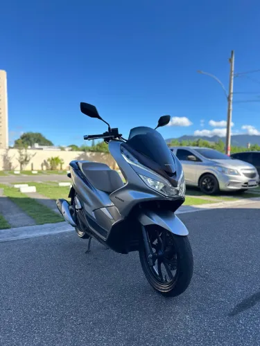 Honda PCX DLX 2022 - Excelente Estado | Econômica e Confortável
