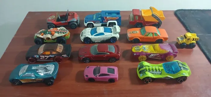 Lote 13 Carrinhos Miniatura Hot Wheels Matchbox E Outros