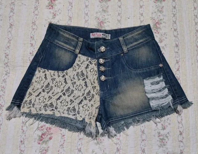 Short Jeans Customizado com Renda e Pérolas <br>Tamanho 38 - (Usada) R$35,00