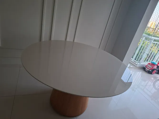 Mesa de Jantar redonda tampo de vidro semi nova.