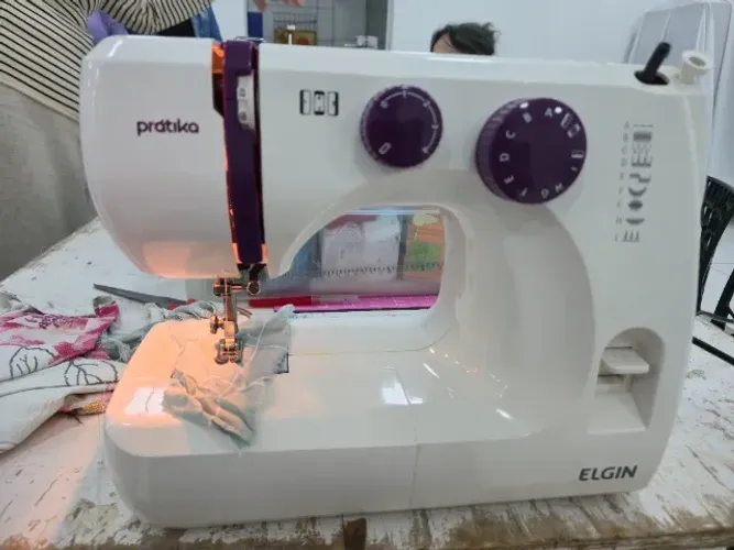 Maquina de costurar Elgin Pratika - Excelente estado