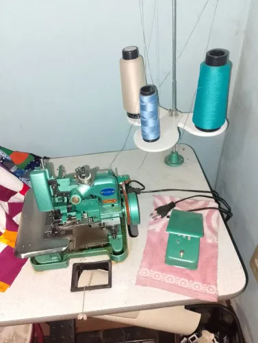 Máquina overloque domestica