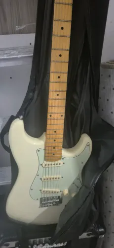 Guitarra PHX st-2 Vintage + Amplificadora MG30CFX