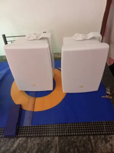 2 caixas de som ambiente JBL brancas