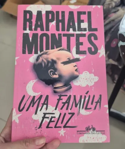 Livro autografado Uma Família Feliz de Raphael Montes