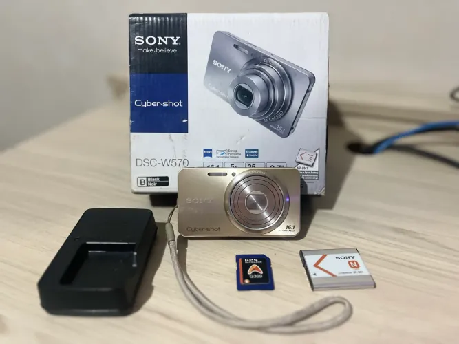 CyberShot DSC-W570 Dourada na caixa
