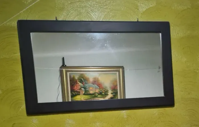 Espelho com moldura de madeira