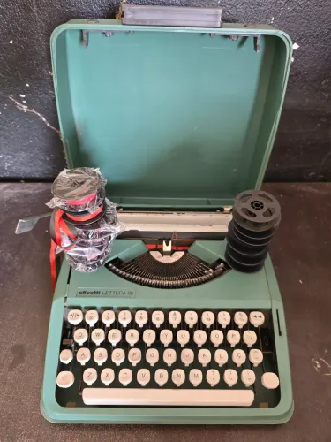 Vendo maquina de escrever olivetti