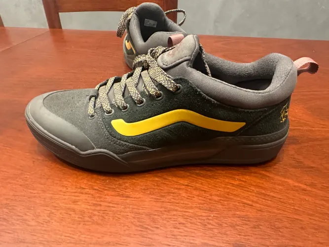 Vans calçado em destaque é o tênis Vans BMX Peak x Lewis Mills Charcoal Grey,