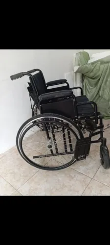 Vendo uma cadeira de roda extra G e mês de uso