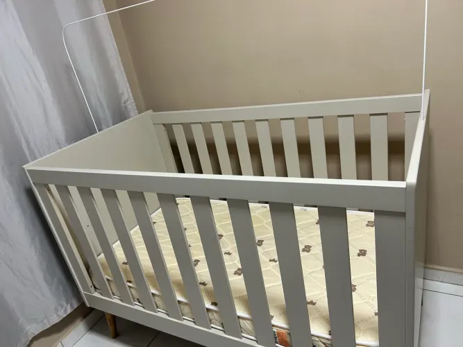 Vende- se Berço que vira cama na cor Areia.