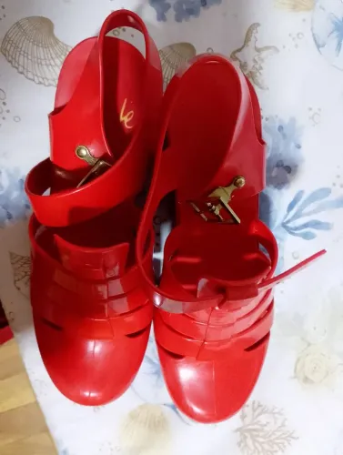 Sapatos vermelhos, 37