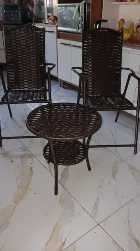 Vende-se jogo de 4 cadeiras ,e 1 mesa 