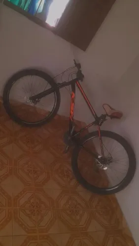 Bicicleta aro 29 zerado apenas detalhes. Troca pastilhas de freio e kit de marcha dela....