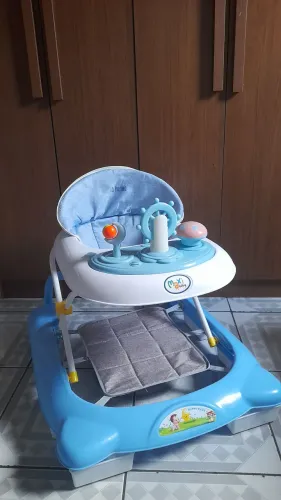 Vende-se andador infantil semi novo.