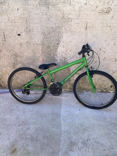 Vendo uma bicicleta semi nova aro 24