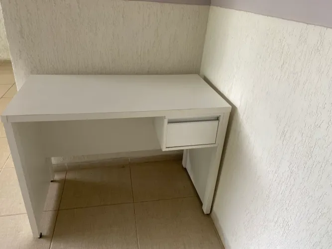 Escrivaninha com gaveta 