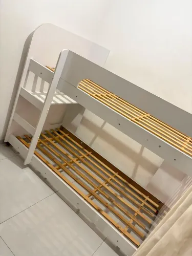 100% MDF, robusta, escada lateral, com rodinhas com trava, inteira e pronta para uso.