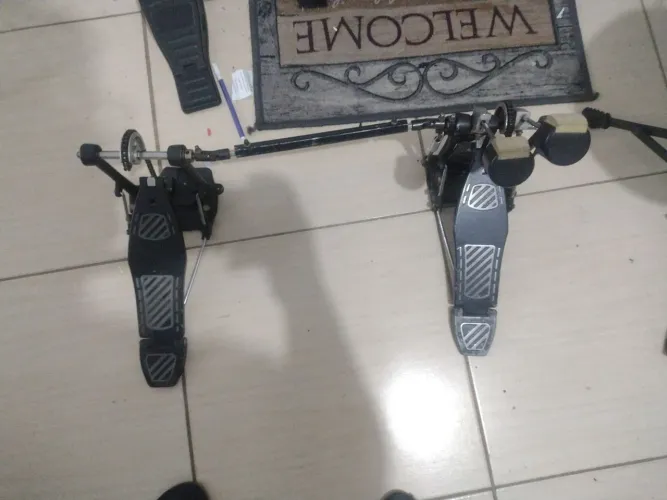 Pedal Duplo Para Bumbo Bateria Corrente Dupla Completo (Com Batedores)