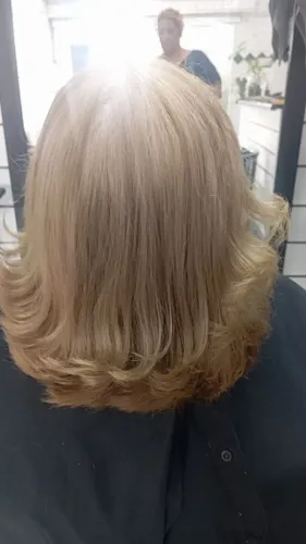 Cabeleireiro e manicure disponível para atender a domicílio no litoral atendimento paro