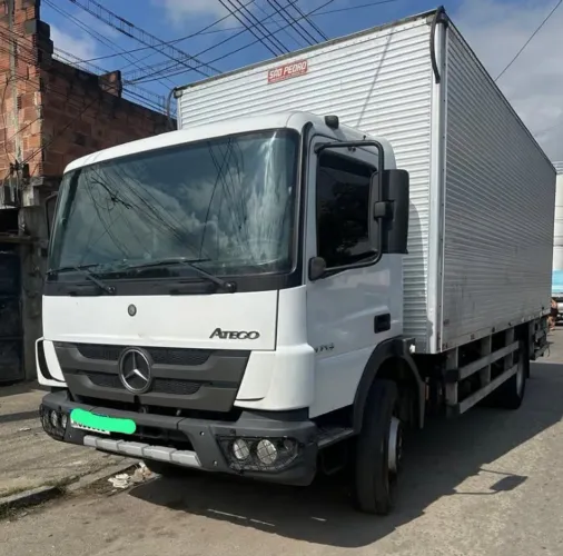 Mercedes benz Atego 1719 2022 baú muito novo