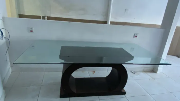 Mesa de madeira com tampo de vidro com 8 cadeiras